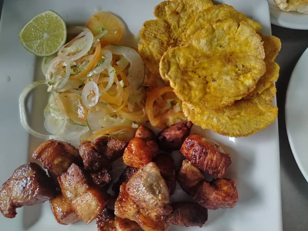 Cochino Frito con Tostones